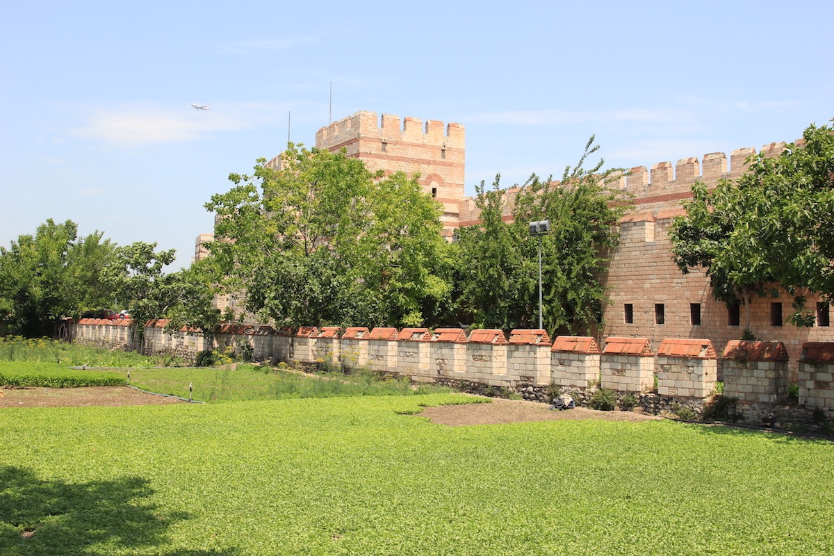 Огороды возле крепостной стены