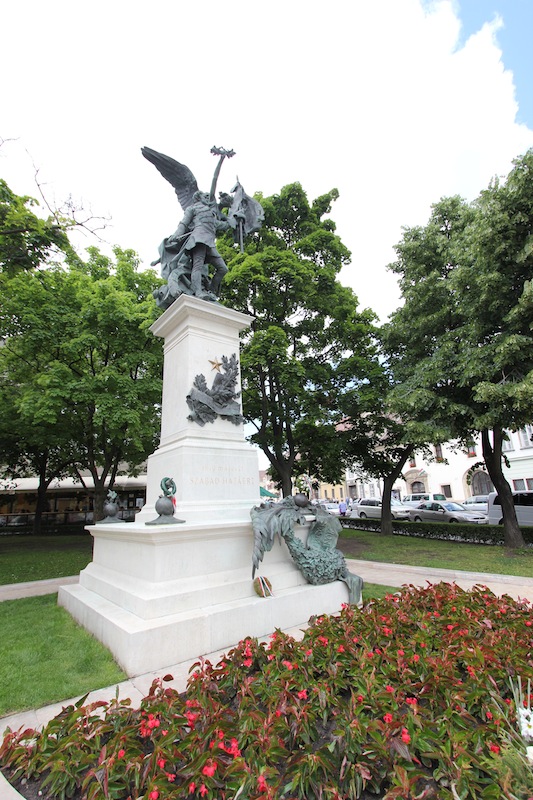 Памятник защитникам Отечества на площади Парадов
