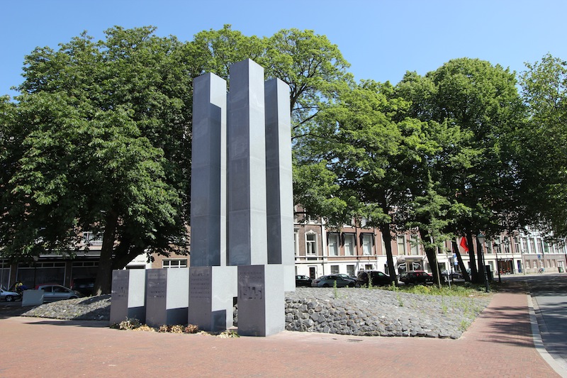 Монумент жертвам Второй мировой войны на площади Карнеги