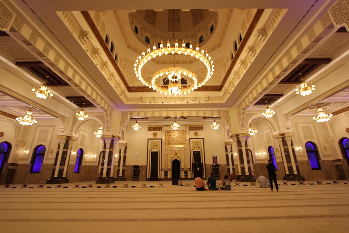 Внутри мечети Ар-Рахим вечером