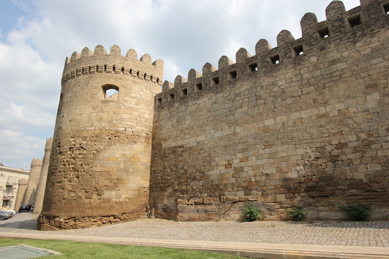 Крепостные стены в сквере имени Сабира 