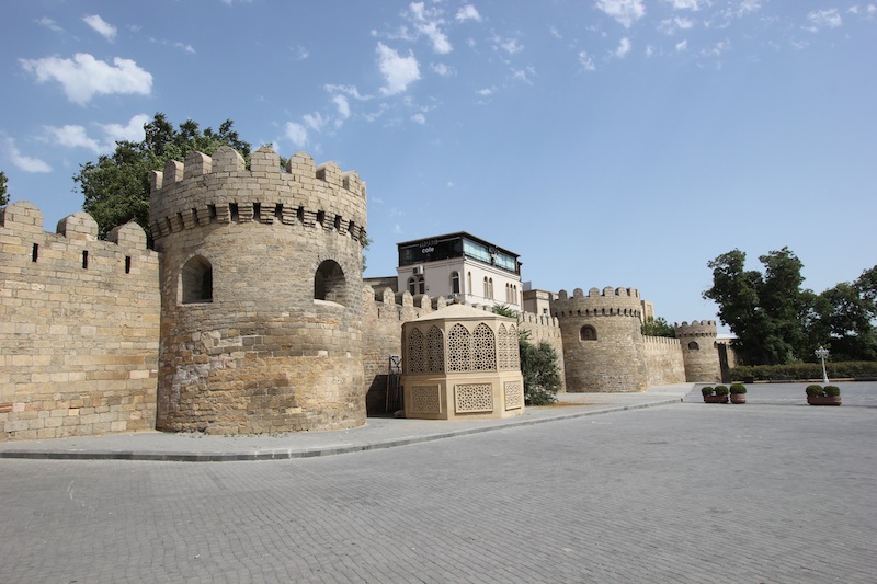 Крепостные стены в Баку