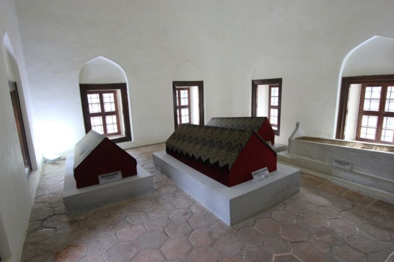 Внутри мавзолея шехзаде Аладдина