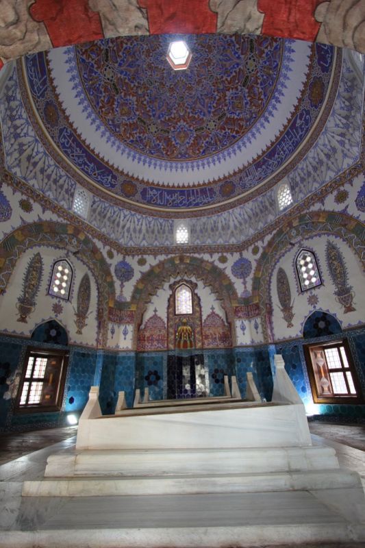 Внутри мавзолея Джем-Султан