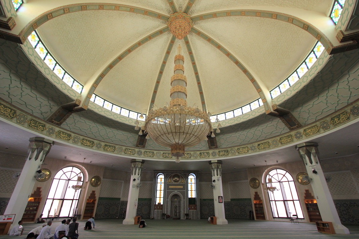 Интерьер мечети Ар-Рахма