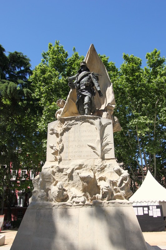 Памятник Луису Новалю Феррао на Восточной площади