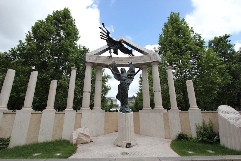 Памятник жертвам нацистской оккупации на площади Свободы