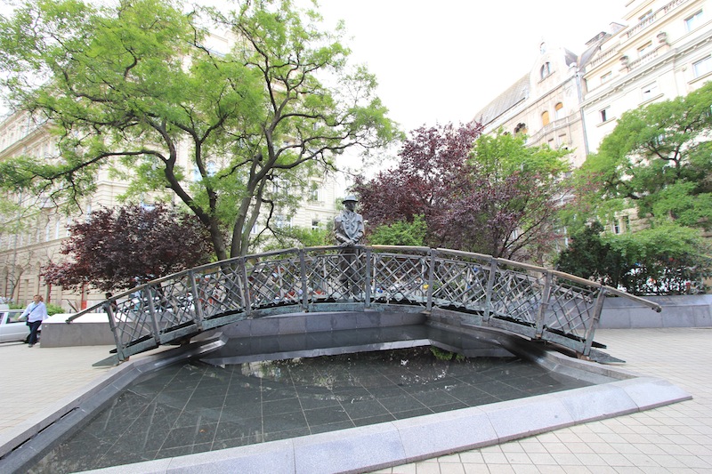 Памятник Имре Надю на площади Вертанук