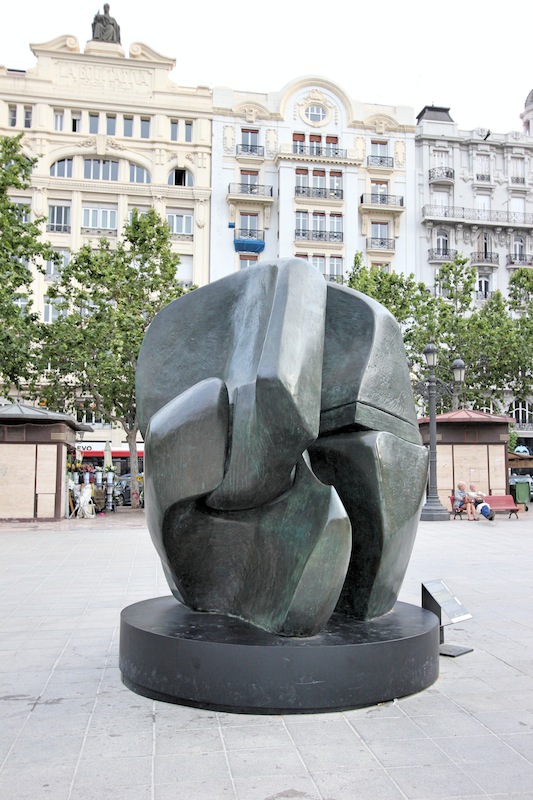 Скульптура перед зданием Мэрии