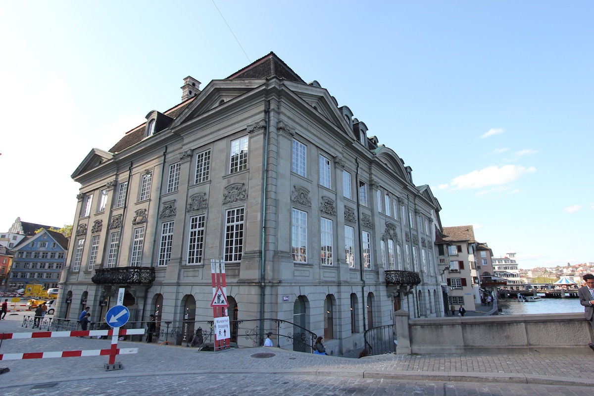 Историческое здание на набережной Вюре