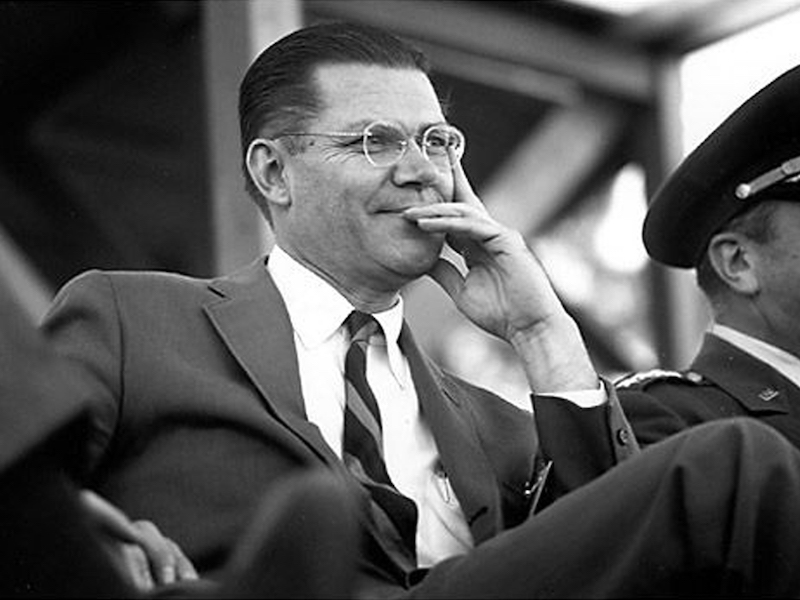 robert-mcnamara800x600