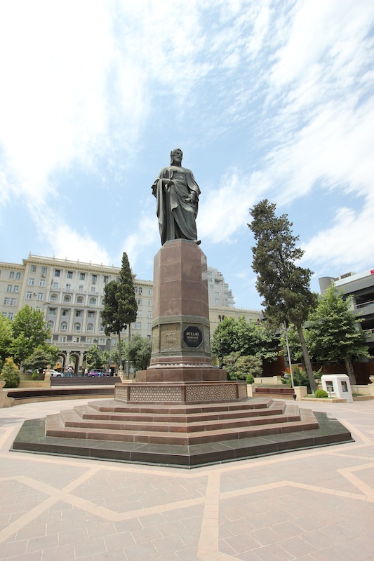 Памятник Низами в Баку