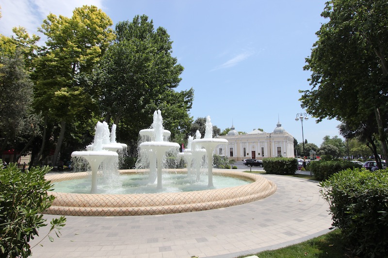 В сквере перед Кукольным театром им. Абдуллы Шаига