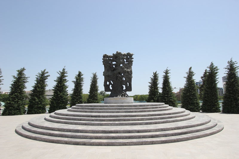Памятник Китаби Деде Горгуд