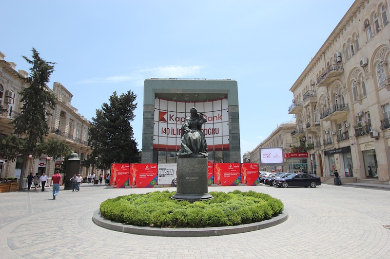 Памятник Натаван перед кинотеатром Азербайджан