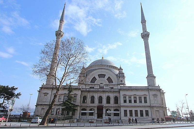 Мечеть рядом с дворцом Долмабахче