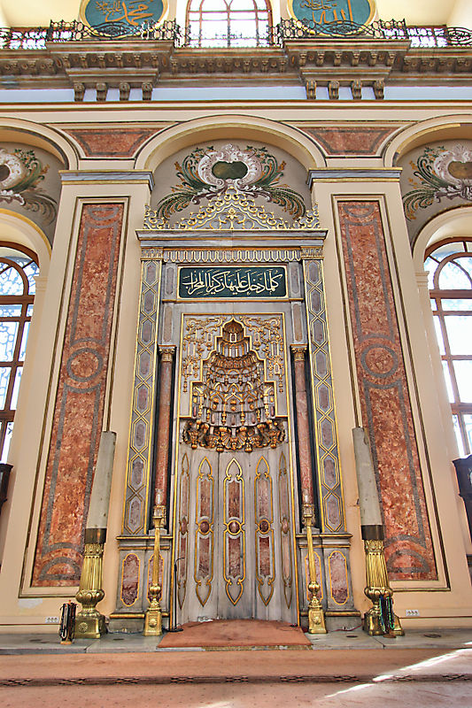 Мечеть рядом с дворцом Долмабахче