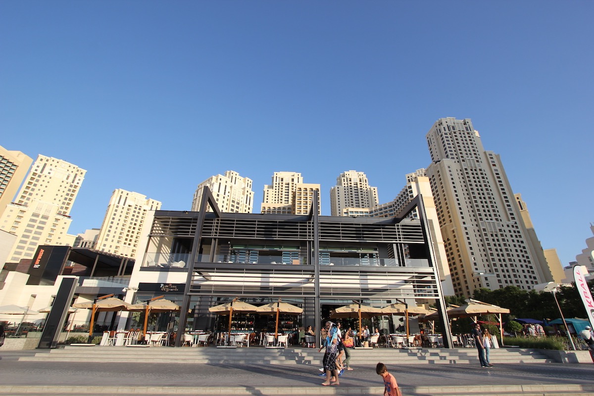 На пляже перед Jumeirah Beach Residence