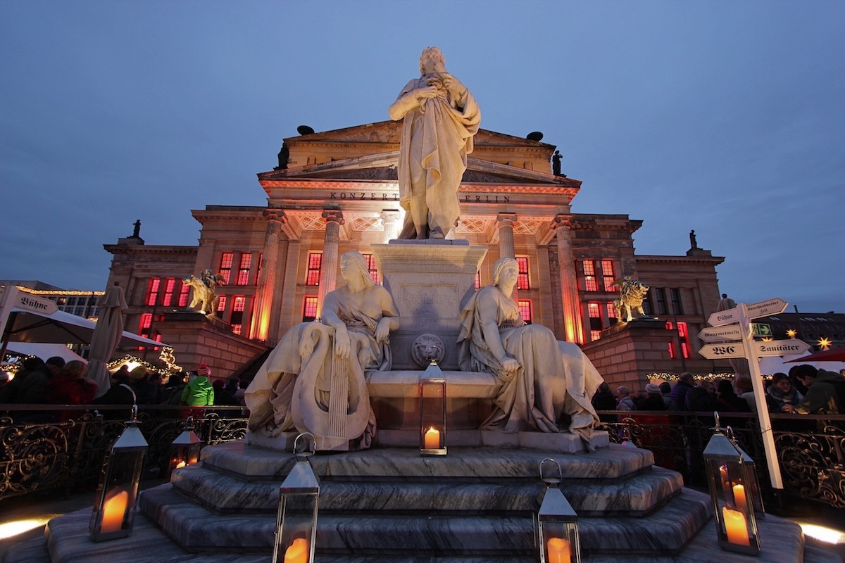 Напротив театра установлен памятник Фридриху Шиллеру работы известного скульптора Рейнгольда Бегаса, автора знаменитого фонтана «Нептун» у берлинской Красной ратуши.
