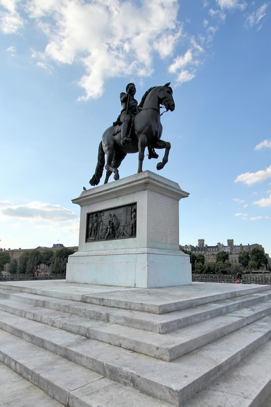 Памятник Генриху Великому на Новом мосте
