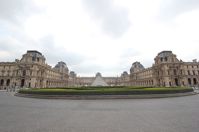 Вид на Луврский дворец
