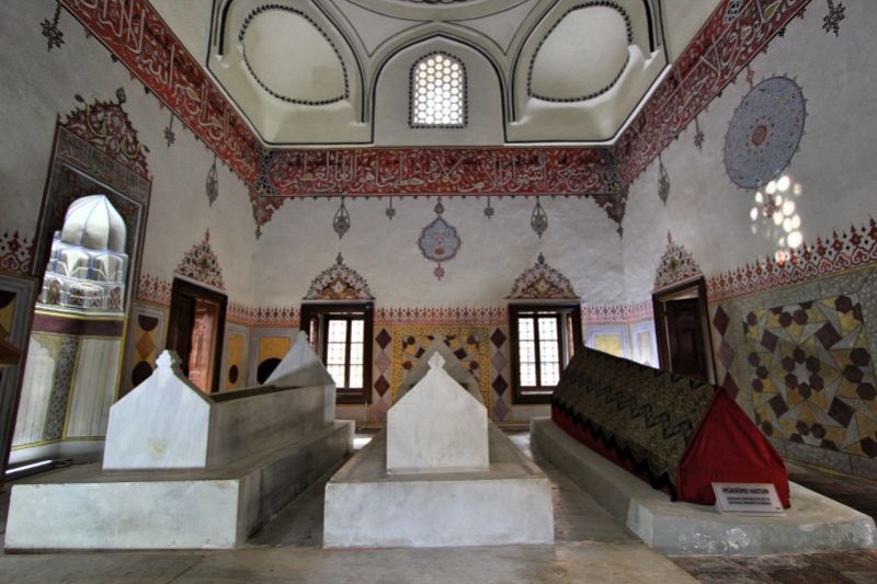 Внутри мавзолея Мукриме Хатун