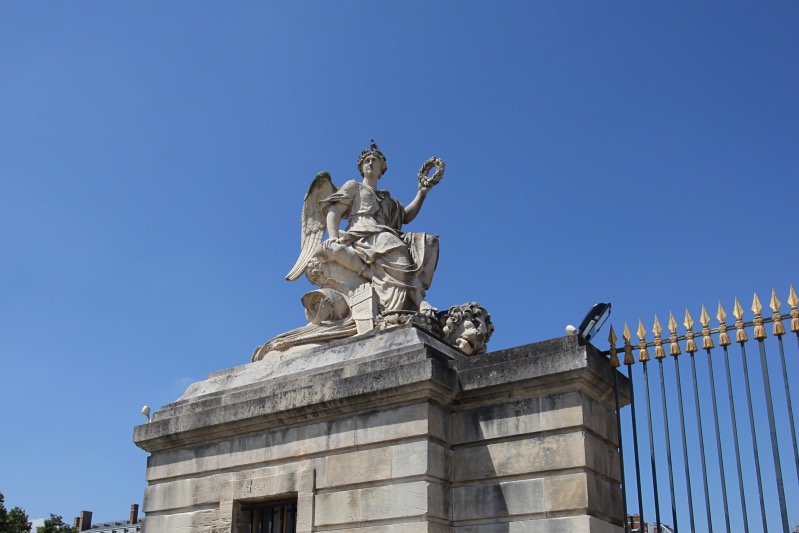 Статуя у ворот Версаля