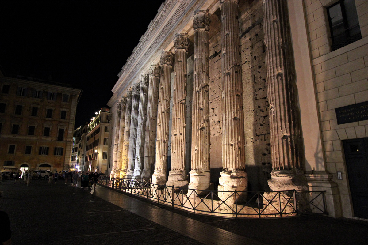 В нескольких минутах ходьбы от Пантеона мы заметили колоннаду храма, построенного в честь императора Адриана, большая часть которой была восстановлена в 16-м веке.