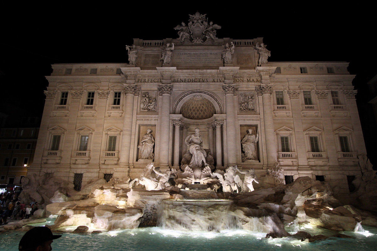 Строительство фонтана «на пересечении трёх дорог» задумывалось ещё в эпоху ренессансных пап, изменивших облик Рима, но случилось лишь в середине 18-го века.