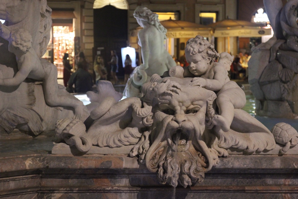 Фонтан Нептуна раньше назывался «фонтаном медников» и представлял собой скромный мраморный резервуар, установленный Джакомо делла Порта по указанию папы Григория XIII.