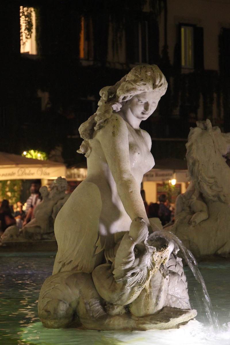 По проекту Грегорио Дзаппалá в центре фонтана находилась женская скульптура, которая должна была составить пару Мавру, украшавшему противоположную сторону площади.