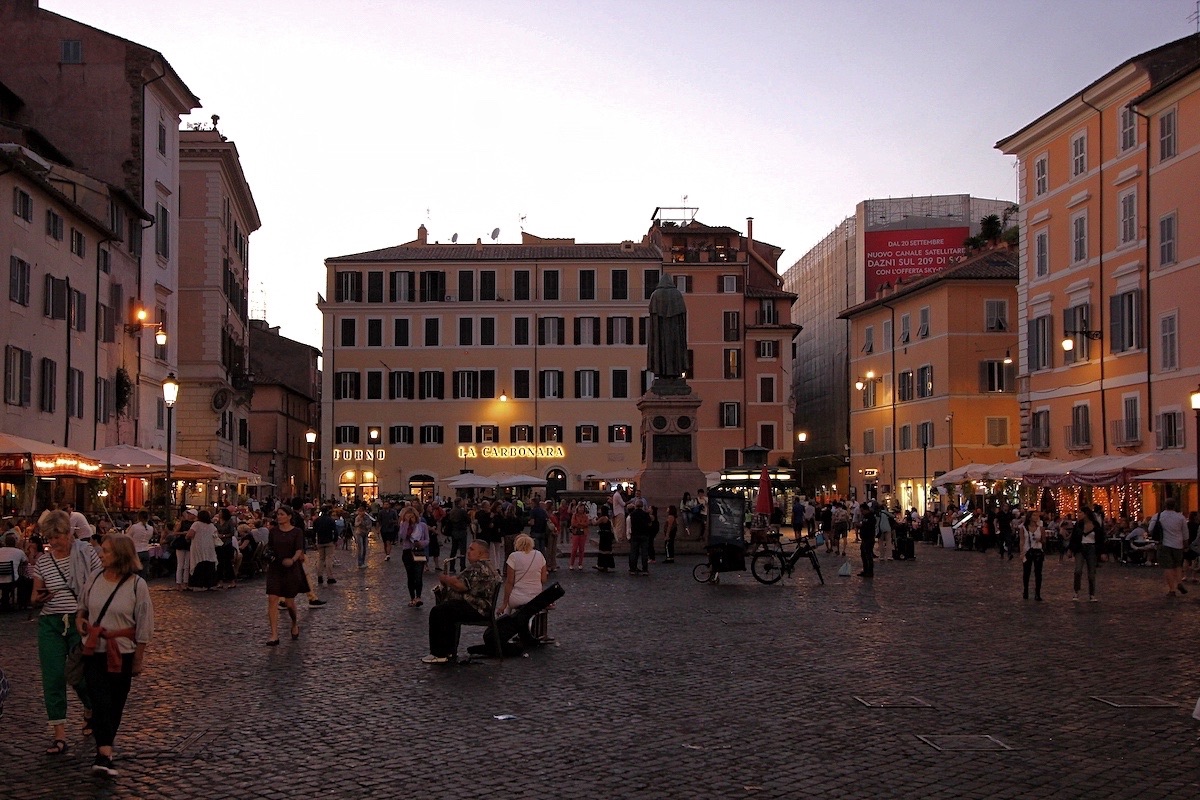 Эта часть города известна рыночной площадью Кампо-деи-Фиори, на которой в прошлом устраивались публичные казни и в 1600 году был сожжён философ Джордано Бруно.