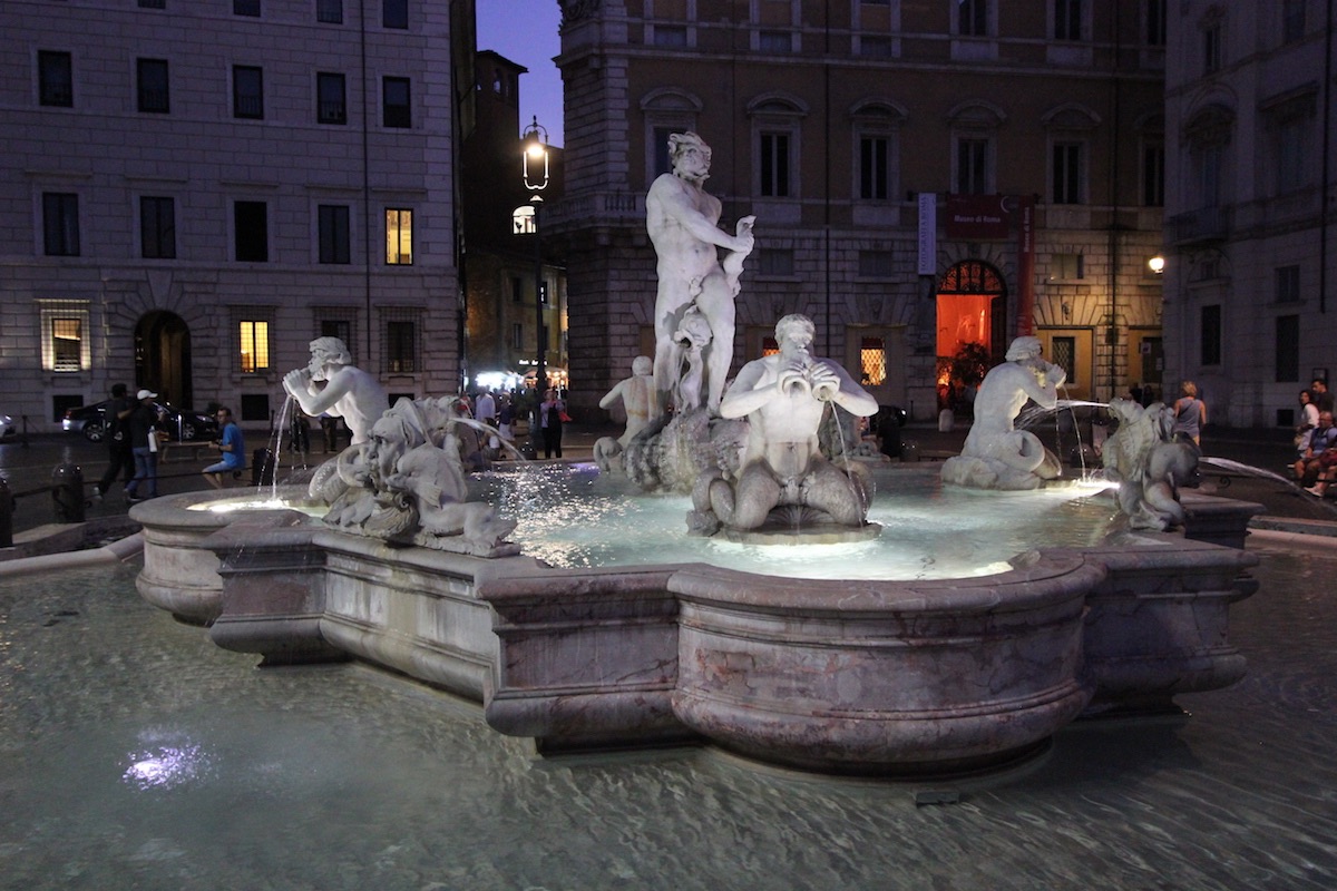 В 1651 году Джованни Бернини поместил в центре фонтана скульптуру мускулистого мужчины, в котором горожане признали то ли эфиопа, то ли мавра, что и дало название всей композиции.