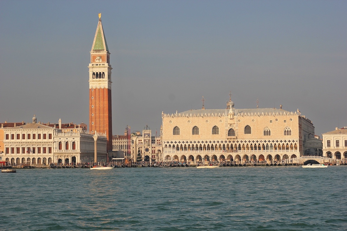 Набережная Скьявони в самом сердце Венеции получила такое название из-за того, что в прошлом здесь останавливались славянские купцы, ходившие через Адриатическое море.